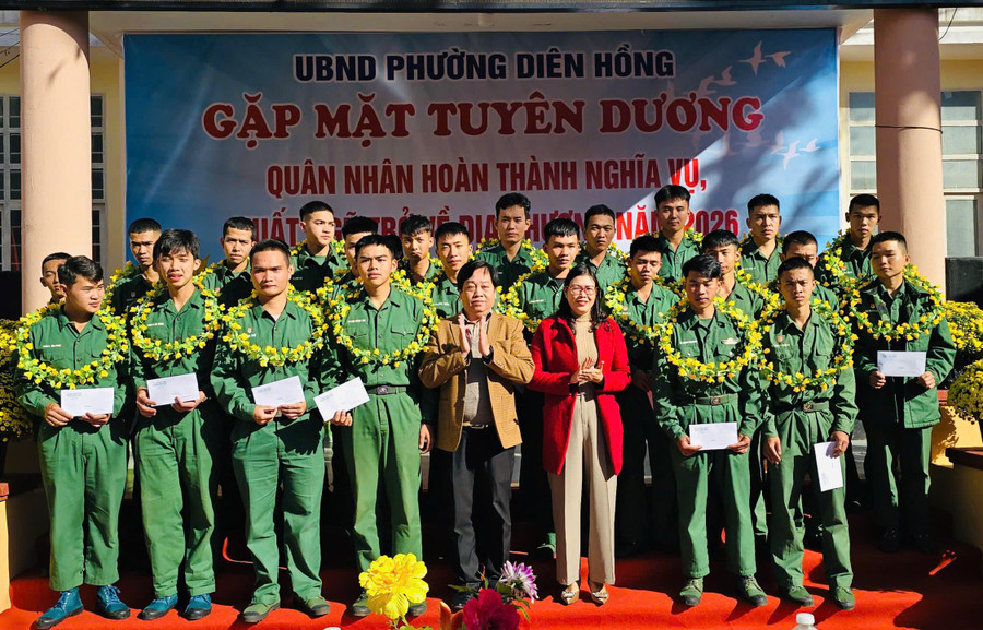 chu-tich-ubnd-phuong-dien-hong-tang-hoa-chuc-mung-cac-quan-nhan-hoan-thanh-nghia-vu-quan-su.jpg