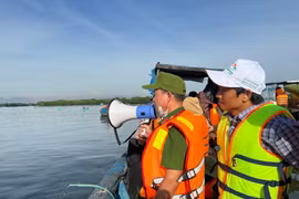 Ra quân xử lý lấn chiếm mặt nước và khai thác thủy sản trái phép tại đầm Thị Nại