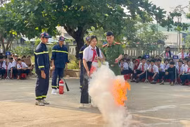 Hơn 1.600 học sinh Trường THCS Tuy Phước được hướng dẫn kỹ năng PCCC và phòng - chống đuối nước