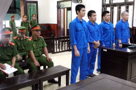 Nhóm đối tượng cưỡng đoạt tiền "bảo kê" tiếp viên karaoke tại phiên tòa. Ảnh: N.L