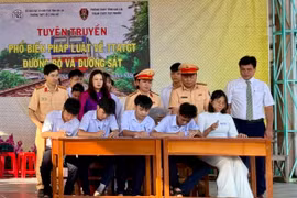 Học sinh Trường THPT số 2 Phù Mỹ ký cam kết tuân thủ Luật Trật tự, an toàn giao thông đường bộ. Ảnh: N.L