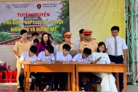 Học sinh Trường THPT số 2 Phù Mỹ ký cam kết tuân thủ Luật Trật tự, an toàn giao thông đường bộ. Ảnh: N.L