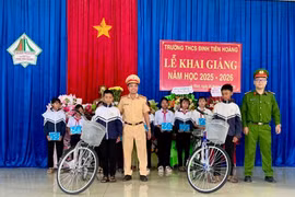 Gia Lai: Cảnh sát Giao thông tuyên truyền an toàn giao thông, trao quà cho học sinh