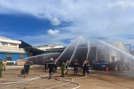 Quang cảnh buổi diễn tập phương án chữa cháy và cứu nạn, cứu hộ tại Công ty cổ phần Chế biến gỗ nội thất Thành Tâm.