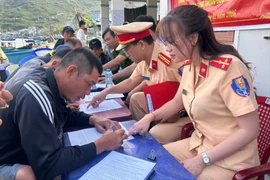 Tuyên truyền pháp luật về an toàn giao thông đường thủy cho người dân Hải Minh.