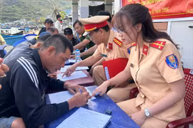 Tuyên truyền pháp luật về an toàn giao thông đường thủy cho người dân Hải Minh.