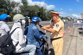 Lực lượng Cảnh sát giao thông tỉnh Gia Lai triển khai quân số kiểm tra nồng độ cồn trên các tuyến đường bộ thuộc địa bàn các phường trung tâm vào sáng 17-2 nhằm đảm bảo an toàn cho người dân vui xuân đón Tết