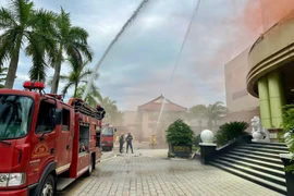 Quang cảnh buổi thực tập phương án chữa cháy, cứu nạn, cứu hộ tại khách sạn Rex Hotel. Ảnh: N.L