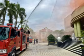 Quang cảnh buổi thực tập phương án chữa cháy, cứu nạn, cứu hộ tại khách sạn Rex Hotel. Ảnh: N.L