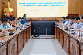 Ban Pháp chế HĐND tỉnh giám sát tại Trung tâm Phục vụ hành chính công tỉnh.