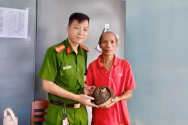 Người dân phường Hoài Nhơn Nam tự nguyện giao nộp cá thể tê tê quý hiếm cho cơ quan chức năng.