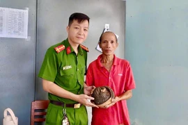 Người dân phường Hoài Nhơn Nam tự nguyện giao nộp cá thể tê tê quý hiếm cho cơ quan chức năng.
