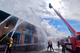 Quang cảnh buổi thực tập phương án chữa cháy và cứu nạn, cứu hộ tại Điểm bến tàu du lịch biển và sinh thái, dịch vụ du lịch (phường Quy Nhơn).