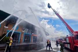 Quang cảnh buổi thực tập phương án chữa cháy và cứu nạn, cứu hộ tại Điểm bến tàu du lịch biển và sinh thái, dịch vụ du lịch (phường Quy Nhơn).