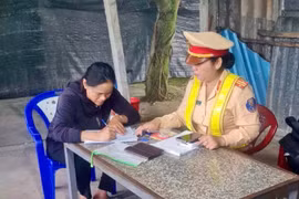 Gia Lai: Xử lý lái xe chở người trên thùng và nóc ô tô lưu thông trên Quốc lộ 1