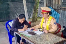 Gia Lai: Xử lý lái xe chở người trên thùng và nóc ô tô lưu thông trên Quốc lộ 1