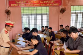 Các thanh thiếu niên ký cam kết không vi phạm giao thông. 