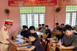 Các thanh thiếu niên ký cam kết không vi phạm giao thông. 