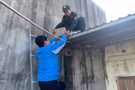 Trung đoàn Cảnh sát cơ động Nam Trung bộ hỗ trợ chằng chống nhà cửa cho người dân xã Tuy Phước. Ảnh: N.L