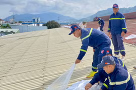 Lực lượng Công an hỗ trợ doanh nghiệp ứng phó bão số 13.