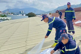 Lực lượng Công an hỗ trợ doanh nghiệp ứng phó bão số 13.