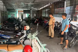 Gia Lai: Cảnh sát giao thông kiểm tra, rà soát các bãi giữ xe ở trường học.