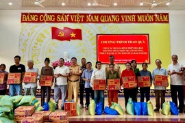 Trao 298 suất quà hỗ trợ người dân khu vực Hoài Nhơn bị thiệt hại do bão số 13.