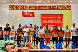 Trao 298 suất quà hỗ trợ người dân khu vực Hoài Nhơn bị thiệt hại do bão số 13.