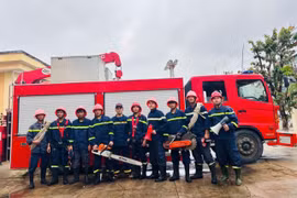 Triển khai phương tiện chuyên dụng tại đèo An Khê (xã Bình Khê) để chủ động ứng cứu sạt lở, ách tắc giao thông do ảnh hưởng của bão số 13