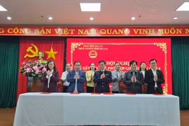 Thuế cơ sở 8 ký quy chế phối hợp quản lý thuế với 16 xã, phường