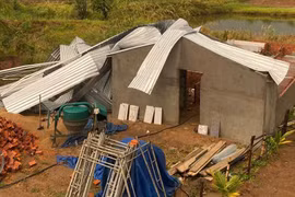 Mưa giông kèm lốc xoáy gây tốc mái hơn 10 nhà dân tại xã Đak Pơ