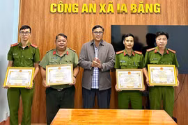 Ia Băng: Khen thưởng đột xuất tập thể, cá nhân có thành tích xuất sắc trong bảo đảm ANTT