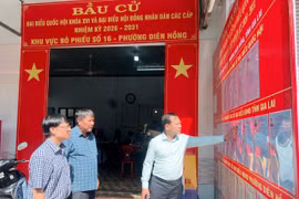 Bí thư Đảng ủy phường Diên Hồng kiểm tra công tác chuẩn bị tại 20 khu vực bỏ phiếu