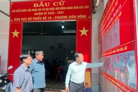 Bí thư Đảng ủy phường Diên Hồng kiểm tra công tác chuẩn bị tại 20 khu vực bỏ phiếu