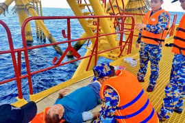 Nhà giàn DK1/11 cấp cứu ngư dân bị nạn