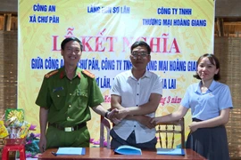 Công an xã Chư Păh kết nghĩa với làng Kon Sơ Lăl