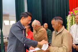 Trao quà Tết cho 80 người có uy tín trong vùng dân tộc thiểu số