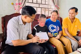 Ia Hiao: Trao 28,5 triệu đồng hỗ trợ học sinh mắc bệnh vảy cá bẩm sinh