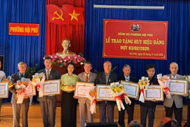 Phường Hội Phú trao huy hiệu Đảng cho 22 đảng viên đợt 3-2