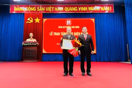 Đảng ủy phường Diên Hồng trao Huy hiệu Đảng cho 42 đảng viên đợt 3-2