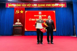Đảng ủy phường Diên Hồng trao Huy hiệu Đảng cho 42 đảng viên đợt 3-2