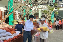 Thăm, tặng quà Tết cho gia đình chính sách, hộ nghèo xã đảo Nhơn Châu