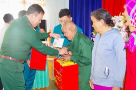 Đại tá Nguyễn Thế Vinh thăm, tặng quà, chúc Tết các gia đình chính sách tại các xã biên giới