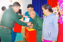 Đại tá Nguyễn Thế Vinh thăm, tặng quà, chúc Tết các gia đình chính sách tại các xã biên giới