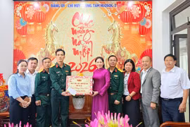 Phó Chủ tịch HĐND tỉnh Huỳnh Thúy Vân thăm, chúc Tết Trung tâm Huấn luyện quân sự quốc gia II