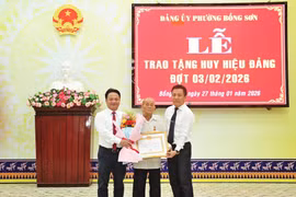 23 đảng viên thuộc Đảng bộ phường Bồng Sơn nhận huy hiệu Đảng
