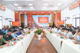 Bí thư Đảng ủy phường Hoài Nhơn Đông đối thoại với hội viên phụ nữ.