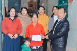 Bí thư Đảng ủy phường Diên Hồng thăm hỏi hộ có hoàn cảnh đặc biệt khó khăn