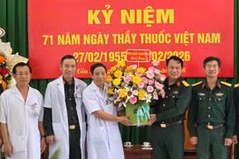 Phó Chính ủy Quân khu 5 thăm, chúc mừng Ngày Thầy thuốc Việt Nam 27/2