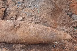 Gia Lai: Phát hiện 2 đầu đạn pháo 130 mm khi đào móng xây hàng rào